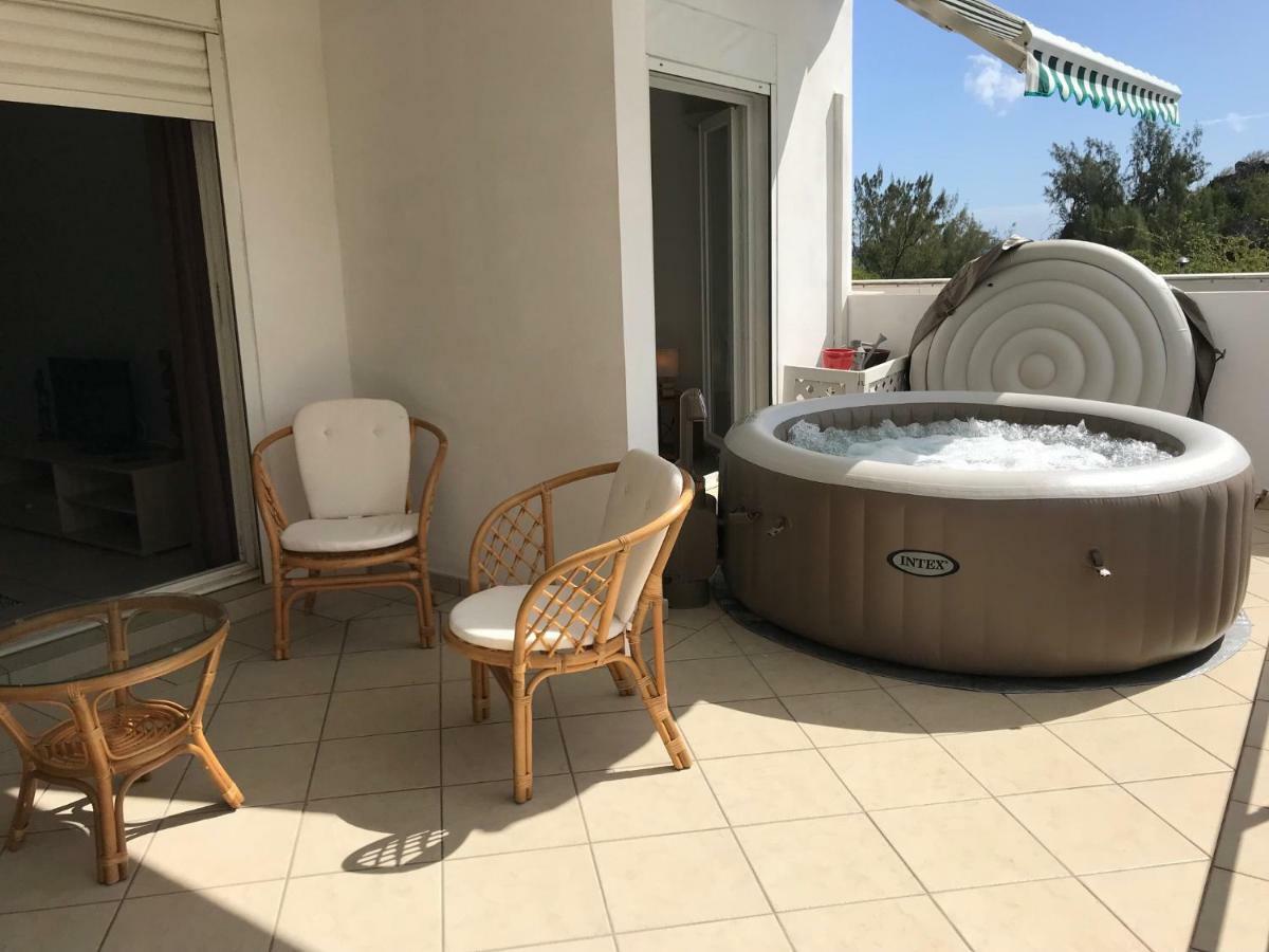 Meublé Homard avec jacuzzi et vue mer Saint-Gilles-les-Bains Exterior foto